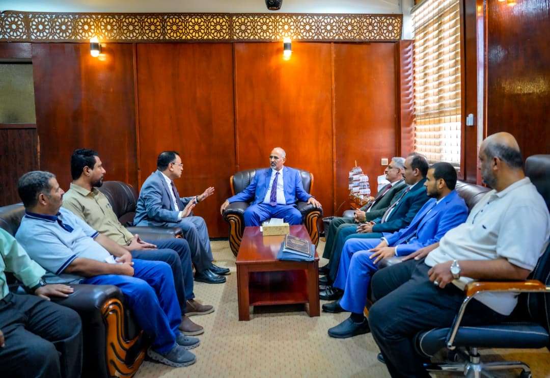 الرئيس الزُبيدي يتفقد سير العمل بديوان عام وزارة الزراعة والري والثروة السمكية وقطاعاتها الرئيس الزُبيدي يتفقد سير العمل بديوان عام وزارة الزراعة والري والثروة السمكية وقطاعاتها