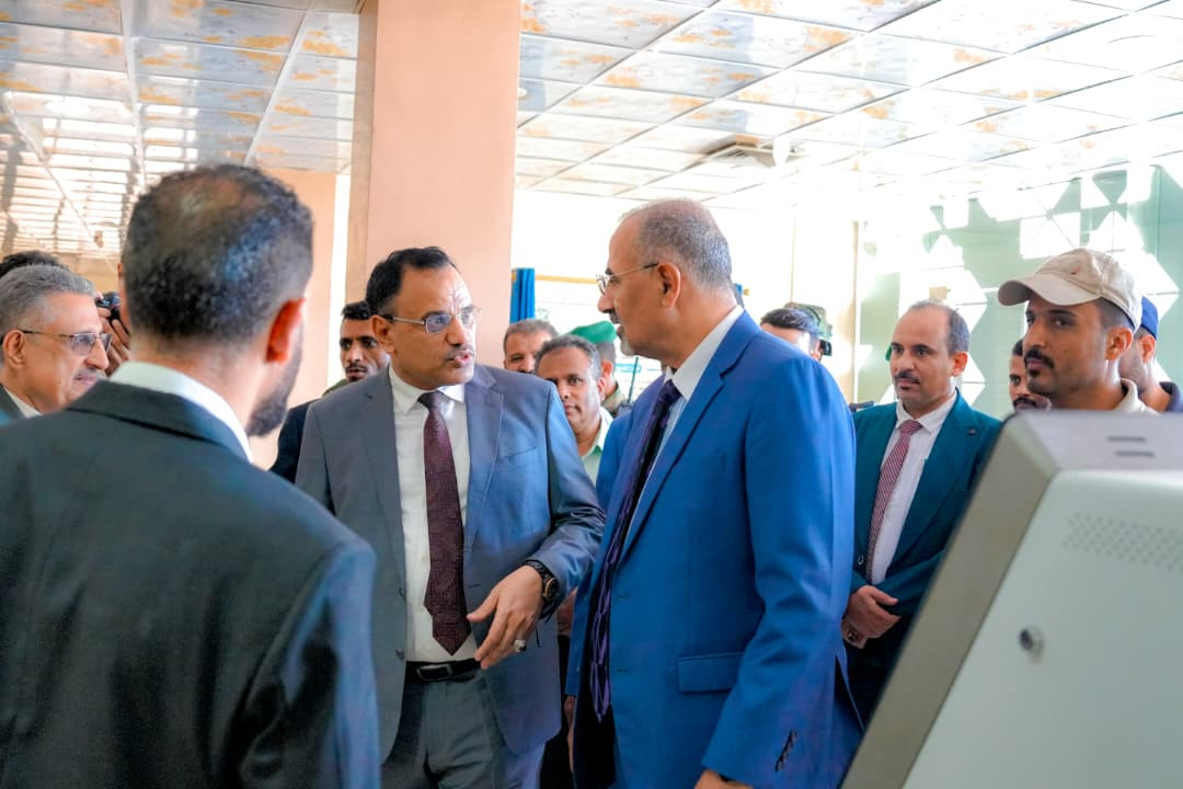 الرئيس الزُبيدي يتفقد سير العمل بديوان عام وزارة الزراعة والري والثروة السمكية وقطاعاتها 2 الرئيس الزُبيدي يتفقد سير العمل بديوان عام وزارة الزراعة والري والثروة السمكية وقطاعاتها