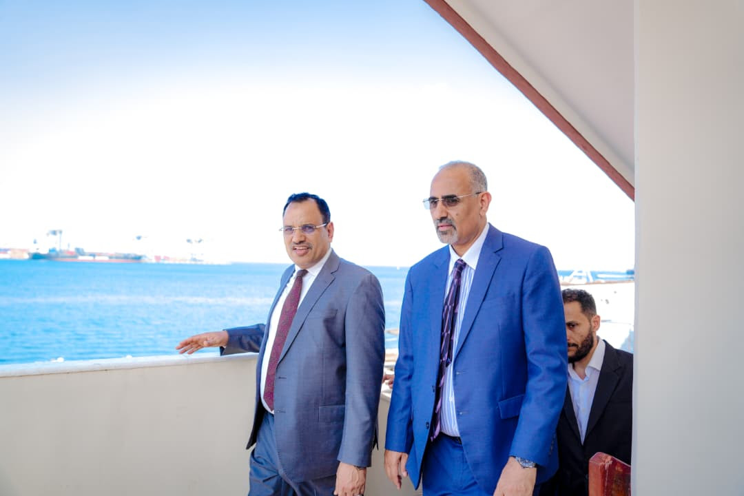 الرئيس الزُبيدي يتفقد سير العمل بديوان عام وزارة الزراعة والري والثروة السمكية وقطاعاتها 3 الرئيس الزُبيدي يتفقد سير العمل بديوان عام وزارة الزراعة والري والثروة السمكية وقطاعاتها