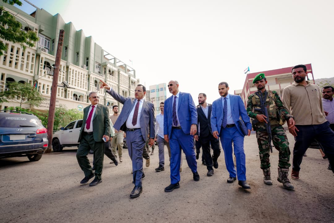 الرئيس الزُبيدي يتفقد سير العمل بديوان عام وزارة الزراعة والري والثروة السمكية وقطاعاتها 4 الرئيس الزُبيدي يتفقد سير العمل بديوان عام وزارة الزراعة والري والثروة السمكية وقطاعاتها