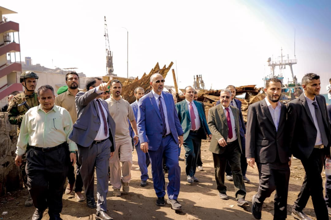 الرئيس الزُبيدي يتفقد سير العمل بديوان عام وزارة الزراعة والري والثروة السمكية وقطاعاتها 7 الرئيس الزُبيدي يتفقد سير العمل بديوان عام وزارة الزراعة والري والثروة السمكية وقطاعاتها