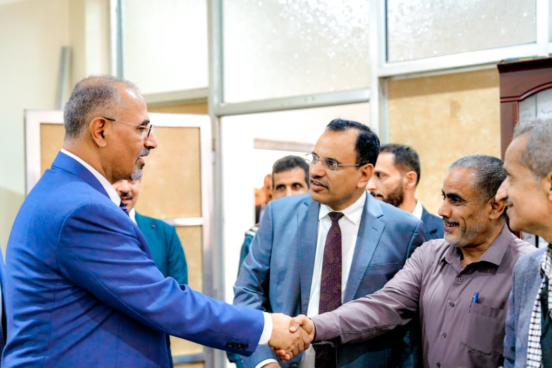 الرئيس الزُبيدي يتفقد سير العمل بديوان عام وزارة الزراعة والري والثروة السمكية وقطاعاتها 5 الرئيس الزُبيدي يتفقد سير العمل بديوان عام وزارة الزراعة والري والثروة السمكية وقطاعاتها