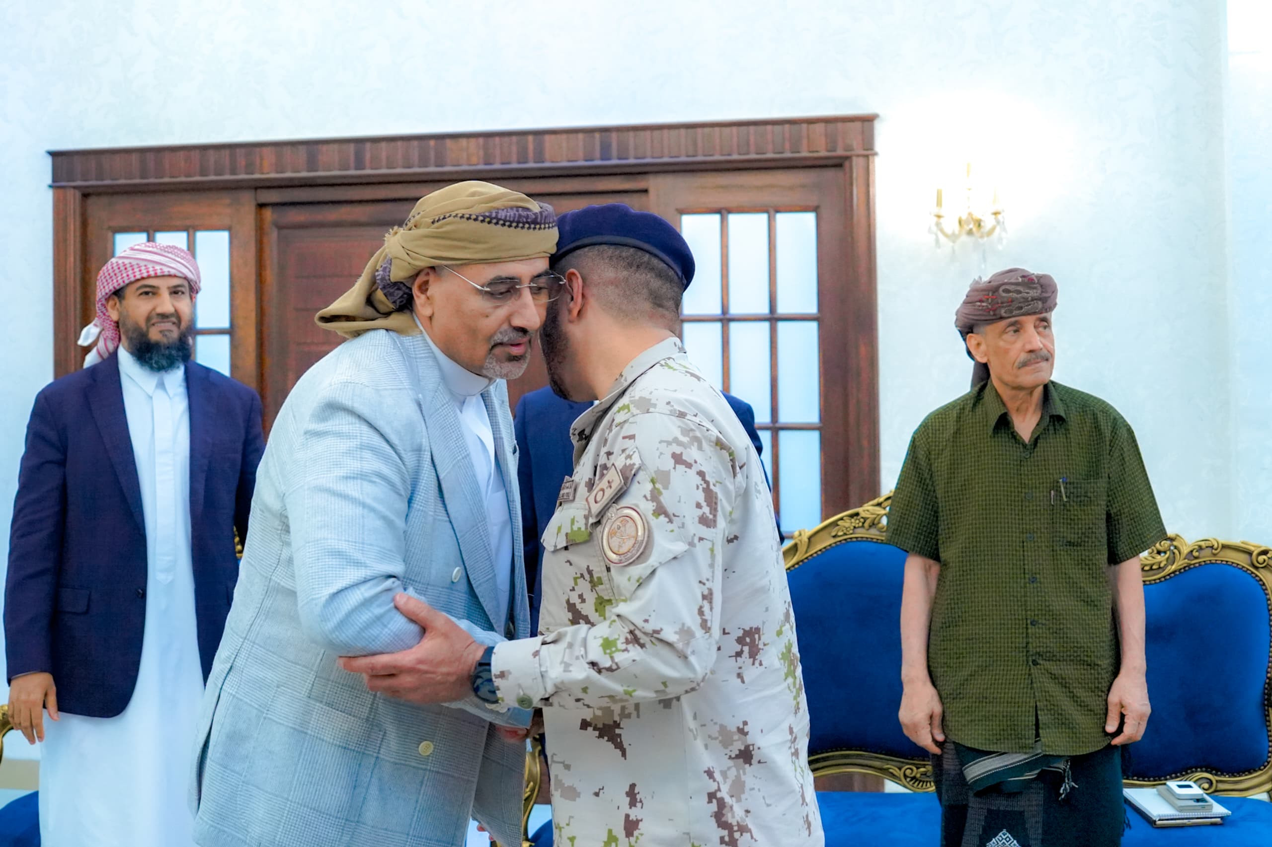 الرئيس الزُبيدي يستقبل قيادة القوات المشتركة لقوات التحالف العربي