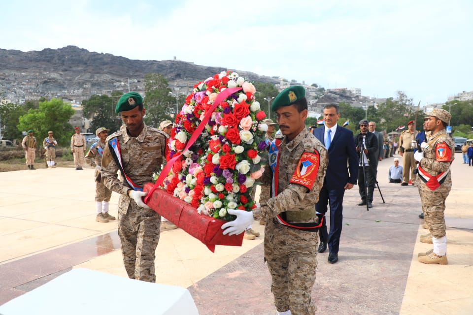 الأمين العام وقيادات المجلس الانتقالي يضعون إكليلا من الزهور على ضريح الشهيد الجنوبي